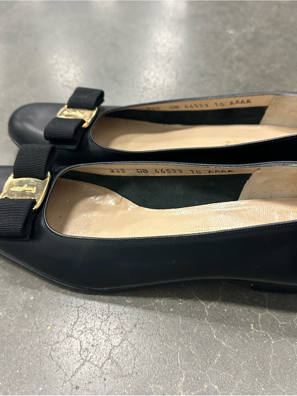 Salvatore Ferragamo Black Leather Vara Bow Flats with Gold Logo - Size 10 Narrow - Picture 4 of 6
